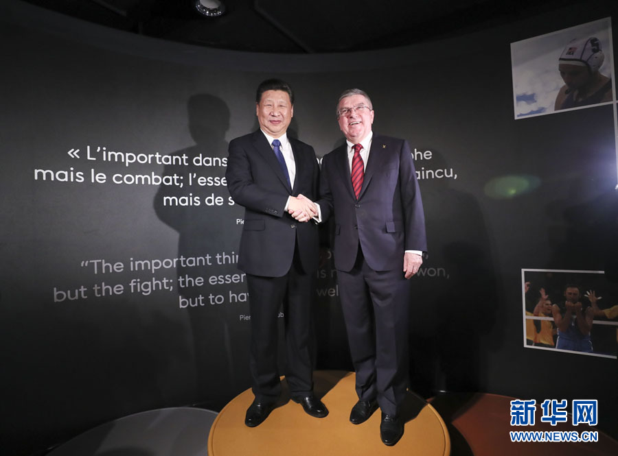 1月18日，國(guó)家主席習(xí)近平在瑞士洛桑國(guó)際奧林匹克博物館會(huì)見(jiàn)國(guó)際奧林匹克委員會(huì)主席巴赫。這是習(xí)近平和巴赫在奧運(yùn)冠軍領(lǐng)獎(jiǎng)臺(tái)上合影。新華社記者 蘭紅光 攝