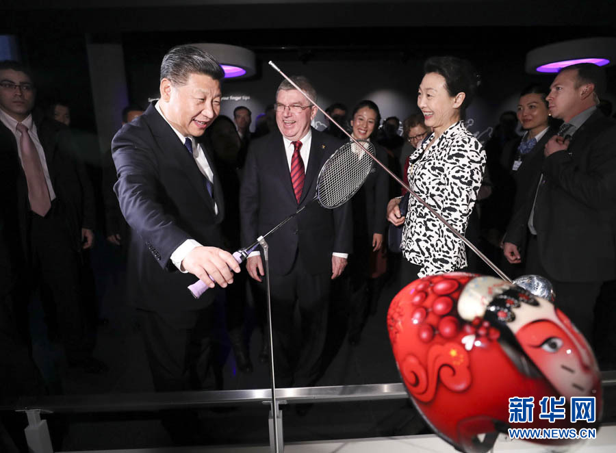 1月18日，國(guó)家主席習(xí)近平在瑞士洛桑國(guó)際奧林匹克博物館會(huì)見(jiàn)國(guó)際奧林匹克委員會(huì)主席巴赫。這是習(xí)近平在巴赫陪同下，參觀羽毛球世界冠軍李玲蔚用過(guò)的球拍。新華社記者 蘭紅光 攝