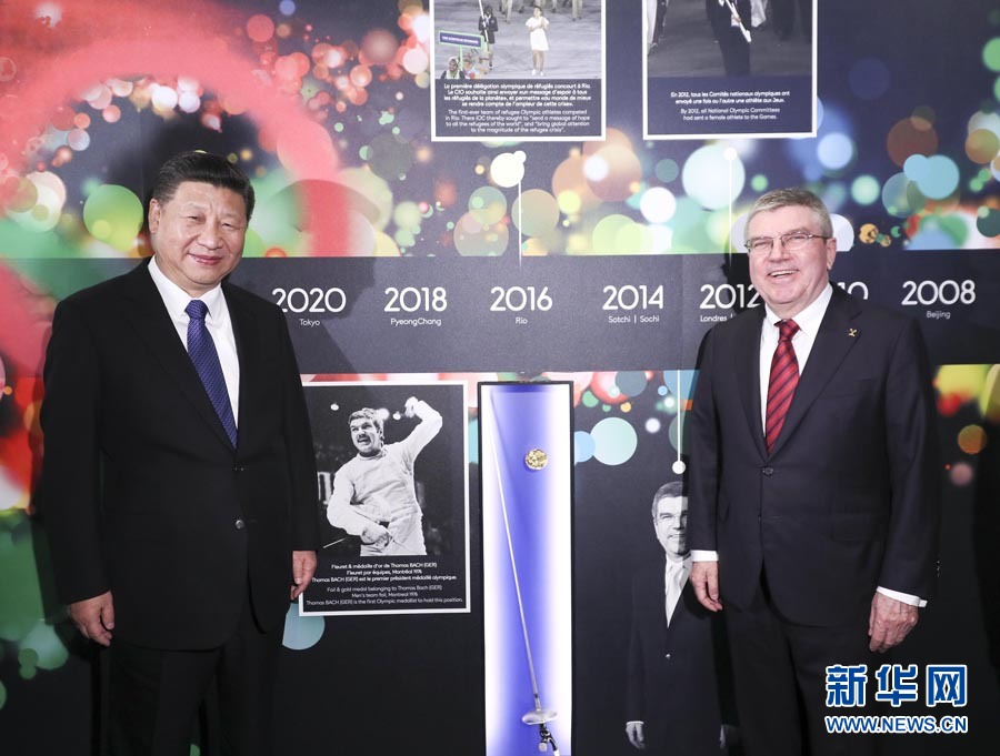 1月18日，國(guó)家主席習(xí)近平在瑞士洛桑國(guó)際奧林匹克博物館會(huì)見(jiàn)國(guó)際奧林匹克委員會(huì)主席巴赫。這是習(xí)近平與巴赫在巴赫作為擊劍運(yùn)動(dòng)員參加奧運(yùn)會(huì)的照片前合影。新華社記者 蘭紅光 攝