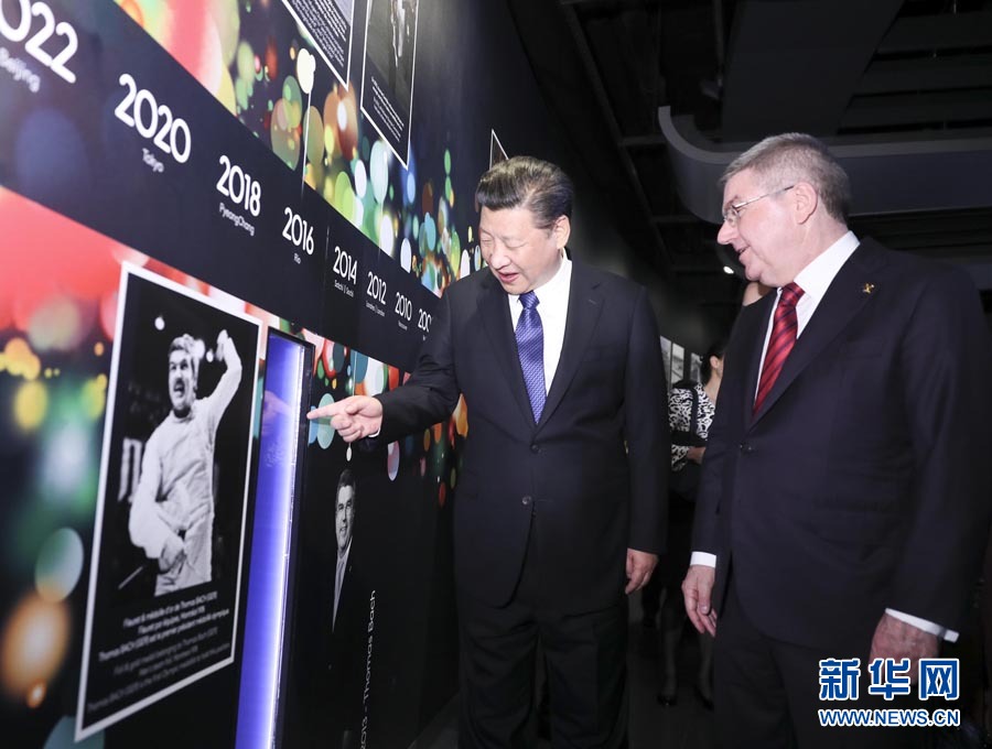 1月18日，國(guó)家主席習(xí)近平在瑞士洛桑國(guó)際奧林匹克博物館會(huì)見(jiàn)國(guó)際奧林匹克委員會(huì)主席巴赫。這是習(xí)近平在巴赫陪同下，參觀巴赫作為擊劍運(yùn)動(dòng)員參加奧運(yùn)會(huì)的照片。新華社記者 蘭紅光 攝
