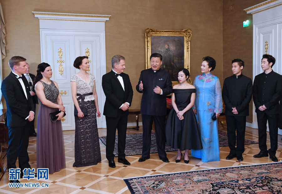 當(dāng)?shù)貢r(shí)間4月5日晚，國(guó)家主席習(xí)近平和芬蘭總統(tǒng)尼尼斯托在赫爾辛基共同會(huì)見(jiàn)剛剛參加完2017年世界花樣滑冰錦標(biāo)賽的中芬兩國(guó)冰雪運(yùn)動(dòng)員代表。習(xí)近平夫人彭麗媛和尼尼斯托夫人豪吉?dú)W參加會(huì)見(jiàn)。新華社記者 饒愛(ài)民 攝