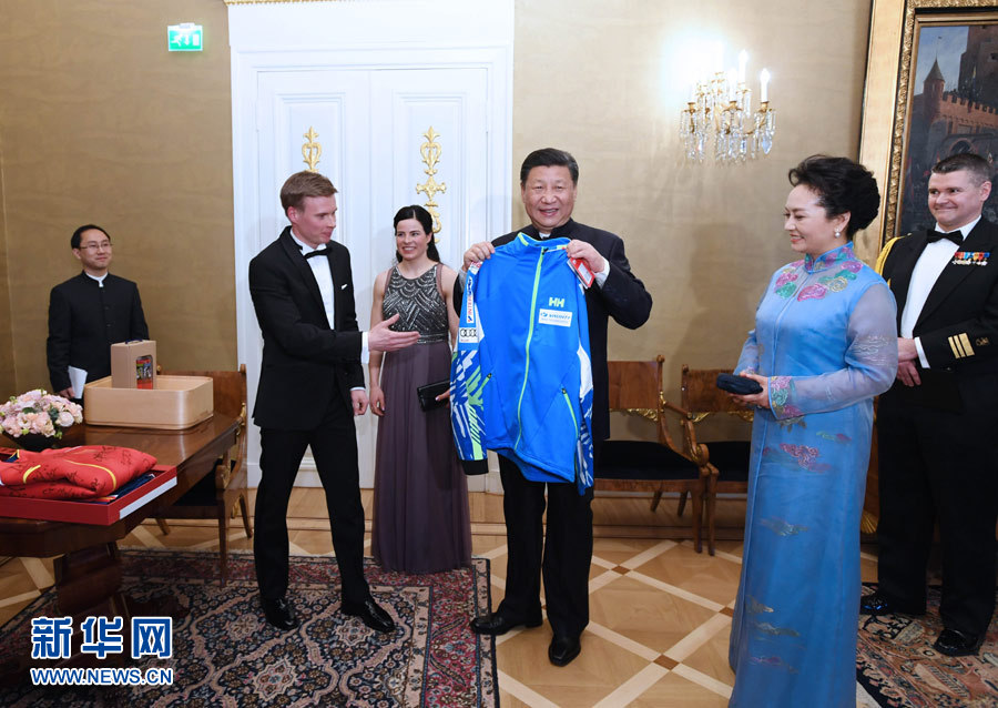 當(dāng)?shù)貢r(shí)間4月5日晚，國(guó)家主席習(xí)近平和芬蘭總統(tǒng)尼尼斯托在赫爾辛基共同會(huì)見(jiàn)剛剛參加完2017年世界花樣滑冰錦標(biāo)賽的中芬兩國(guó)冰雪運(yùn)動(dòng)員代表。習(xí)近平夫人彭麗媛和尼尼斯托夫人豪吉?dú)W參加會(huì)見(jiàn)。這是芬蘭運(yùn)動(dòng)員向習(xí)近平和夫人彭麗媛贈(zèng)送運(yùn)動(dòng)衣。新華社記者 饒愛(ài)民 攝