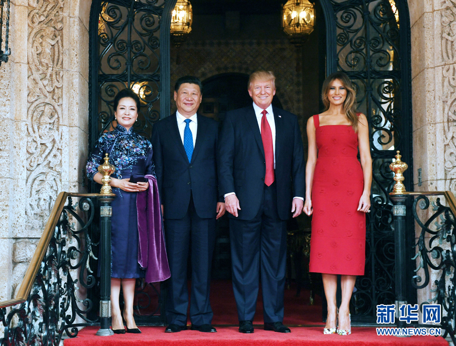 當(dāng)?shù)貢r(shí)間4月6日，國(guó)家主席習(xí)近平在美國(guó)佛羅里達(dá)州海湖莊園同美國(guó)總統(tǒng)特朗普舉行中美元首會(huì)晤。這是習(xí)近平和夫人彭麗媛同特朗普和夫人梅拉尼婭合影留念。新華社記者 饒愛民 攝 