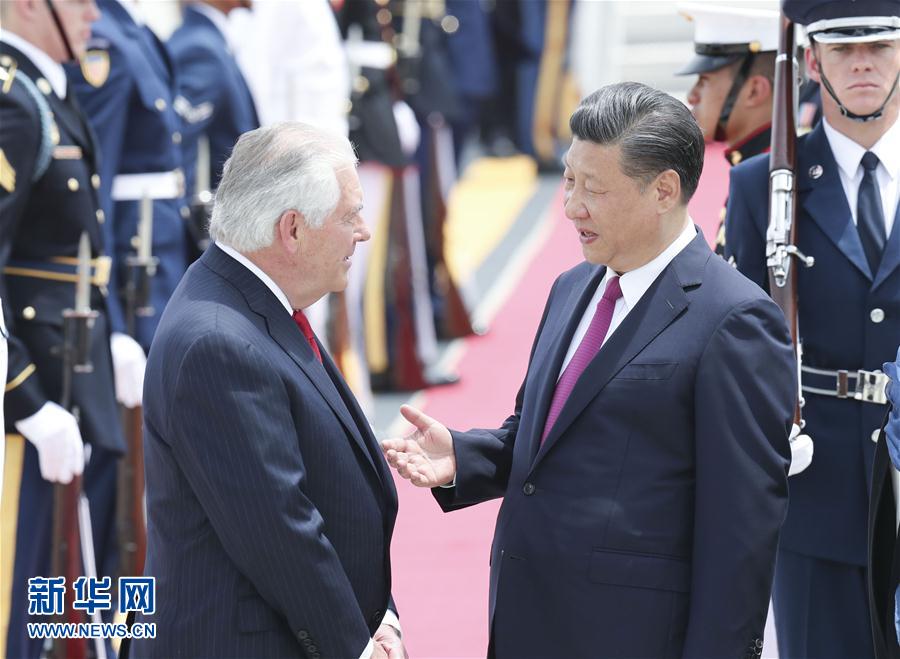 4月6日，國家主席習(xí)近平乘專機(jī)抵達(dá)美國佛羅里達(dá)州，將在海湖莊園同美國總統(tǒng)特朗普舉行中美元首會晤。習(xí)近平和夫人彭麗媛受到美國國務(wù)卿蒂勒森夫婦等熱情迎接。新華社記者 丁林 攝 