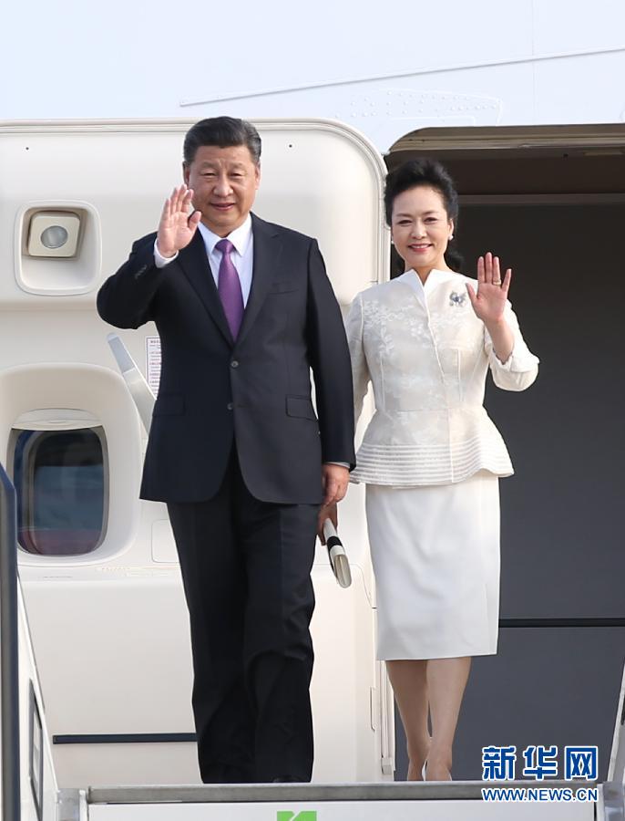 7月4日，國家主席習(xí)近平乘專機(jī)抵達(dá)柏林，開始對德意志聯(lián)邦共和國進(jìn)行國事訪問。這是習(xí)近平和夫人彭麗媛步出艙門。 新華社記者 姚大偉 攝