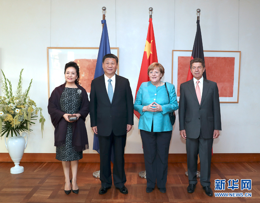 當(dāng)?shù)貢r(shí)間7月4日晚，剛剛抵達(dá)柏林的國家主席習(xí)近平在利伯曼故居同德國總理默克爾舉行會(huì)見。這是習(xí)近平和夫人彭麗媛抵達(dá)位于柏林市中心勃蘭登堡門附近的利伯曼故居時(shí)，受到默克爾和丈夫紹爾熱情迎接。新華社記者 馬占成 攝