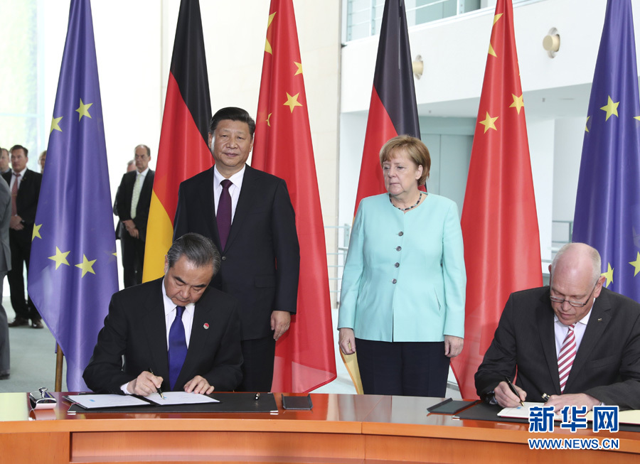 7月5日，國家主席習近平在柏林同德國總理默克爾舉行會談。會談后，兩國領導人共同見證了航天、智能制造、工業(yè)互聯(lián)網、數字化、第三方市場、大熊貓合作研究等領域多項雙邊合作文件的簽署。新華社記者馬占成攝