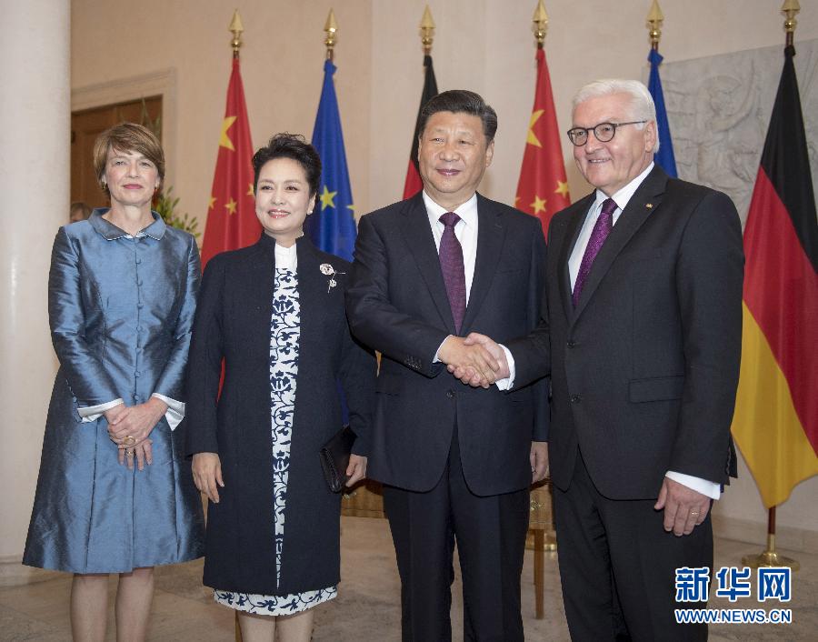 7月5日，國家主席習(xí)近平在柏林會(huì)見德國總統(tǒng)施泰因邁爾。會(huì)見前，施泰因邁爾在總統(tǒng)府花園為習(xí)近平舉行隆重歡迎儀式。這是習(xí)近平和夫人彭麗媛同施泰因邁爾夫婦合影。新華社記者 李學(xué)仁 攝