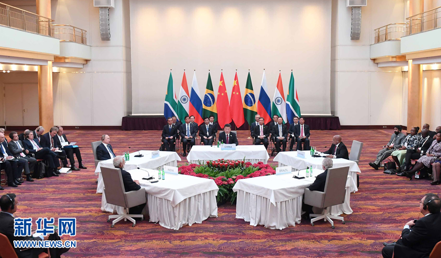 7月7日，國家主席習(xí)近平在德國漢堡主持金磚國家領(lǐng)導(dǎo)人非正式會晤，發(fā)表引導(dǎo)性講話和總結(jié)講話。南非總統(tǒng)祖馬、巴西總統(tǒng)特梅爾、俄羅斯總統(tǒng)普京、印度總理莫迪出席。新華社記者 張鐸 攝