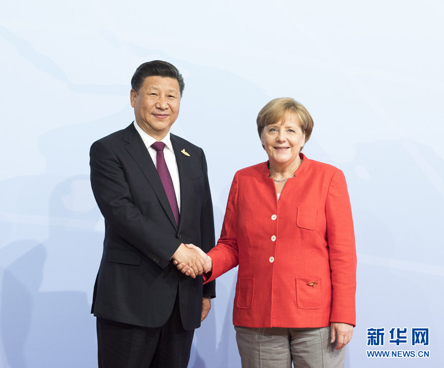 7月7日，二十國(guó)集團(tuán)領(lǐng)導(dǎo)人第十二次峰會(huì)在德國(guó)漢堡舉行。國(guó)家主席習(xí)近平出席并發(fā)表題為《堅(jiān)持開(kāi)放包容　推動(dòng)聯(lián)動(dòng)增長(zhǎng)》的重要講話。這是峰會(huì)開(kāi)始前，習(xí)近平受到德國(guó)總理默克爾迎接。新華社記者 李學(xué)仁 攝 