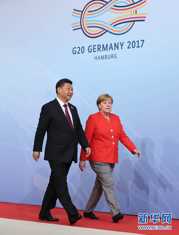 7月7日，二十國集團(tuán)領(lǐng)導(dǎo)人第十二次峰會在德國漢堡舉行。國家主席習(xí)近平出席并發(fā)表題為《堅持開放包容　推動聯(lián)動增長》的重要講話。這是峰會開始前，習(xí)近平受到德國總理默克爾迎接。新華社記者 劉衛(wèi)兵 攝 