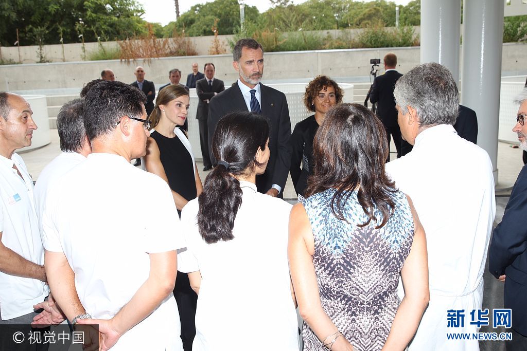 當(dāng)?shù)貢r(shí)間2017年8月19日，西班牙巴塞羅那，西班牙國(guó)王菲利普六世和萊蒂齊亞王后探望巴塞羅那恐襲案?jìng)摺?**_***BARCELONA, SPAIN - AUGUST 19:  In this handout photo provided by Casa de S.M. el Rey de Espana, King Felipe VI of Spain and Queen Letizia of Spain meets with medical staff as they arrive to visit last Thursday's terrorist attack victims at the Hospital de la Santa Creu i Sant Pau on August 19, 2017 in Barcelona, Spain. Thirteen people were killed and dozens injured in the Las Ramblas area of Barcelona when a van hit crowds on August 17.  (Photo by Casa de S.M. el Rey de Espana via Getty Images)