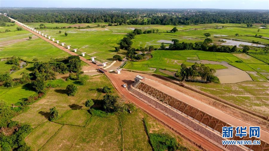 (國(guó)際·圖文互動(dòng))(3)中老鐵路上的絢爛長(zhǎng)虹——老撾楠科內(nèi)河特大橋主體工程完工側(cè)記