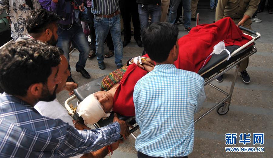 (XHDW)(2)印控克什米爾地區(qū)一客車墜谷至少15人死亡