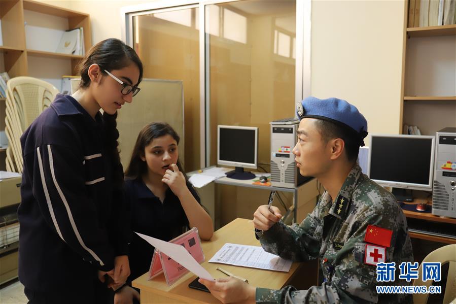 (新華網(wǎng))(1)接力義診 傳遞友誼——記中國赴黎維和醫(yī)療分隊在當?shù)貙W校義診