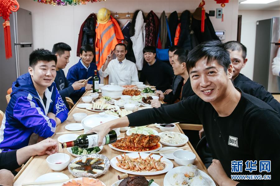 （國際&middot;圖文互動(dòng)）（2）遠(yuǎn)洋巨輪上遲來的年夜飯