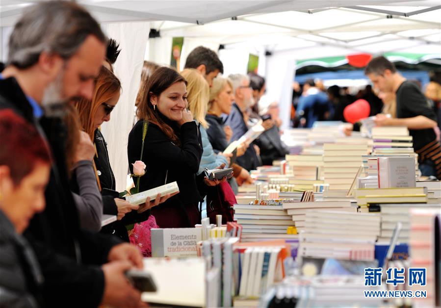 （國際&middot;圖文互動(dòng)）（2）通訊：花香馥郁 書香怡人&mdash;&mdash;記西班牙巴塞羅那圣喬治節(jié)