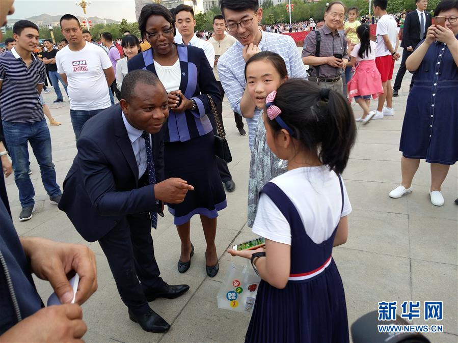 (圖文互動)(3)多國駐日內(nèi)瓦外交官走訪新疆稱贊經(jīng)濟(jì)發(fā)展社會和諧