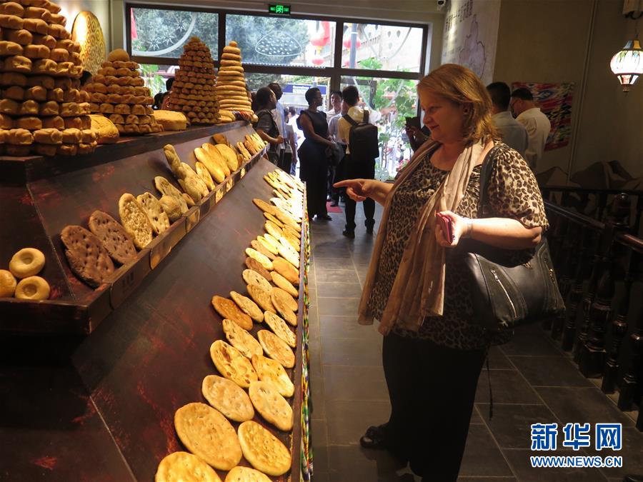 (圖文互動)(2)8國常駐日內(nèi)瓦外交官參訪新疆積極評價經(jīng)濟社會發(fā)展及去極端化舉措