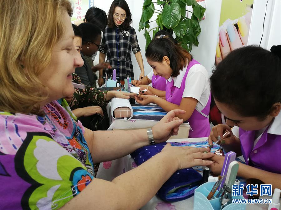 (圖文互動)(4)8國常駐日內(nèi)瓦外交官參訪新疆積極評價經(jīng)濟社會發(fā)展及去極端化舉措