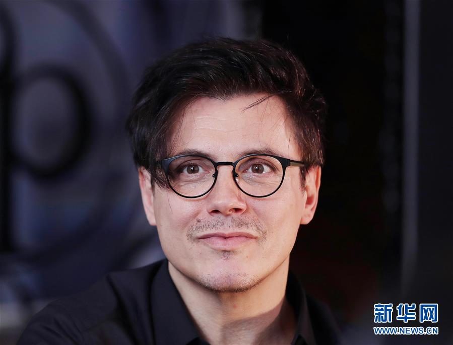 （國際&middot;圖文互動）（6）通訊：手牽手，我們共同驅(qū)散陰霾&mdash;&mdash;法國音樂人創(chuàng)作抗疫歌曲背后的故事