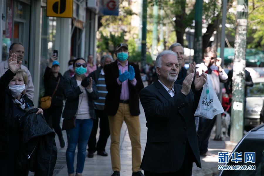 (國(guó)際疫情·圖文互動(dòng))(1)雅典“卡車音樂(lè)會(huì)”致敬白衣天使