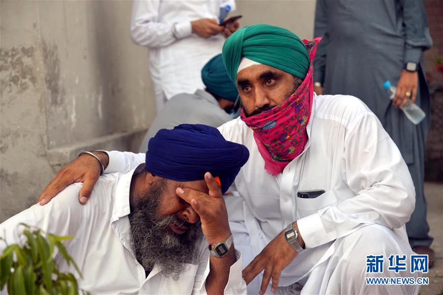 (國(guó)際)(7)巴基斯坦客運(yùn)列車和巴士相撞事故致19人死亡