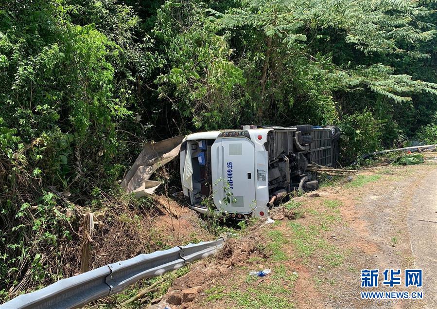 (國(guó)際)(1)越南中部一旅游大巴翻車(chē)致13死