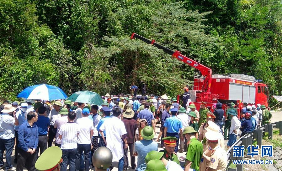 (國(guó)際)(3)越南中部一旅游大巴翻車(chē)致13死