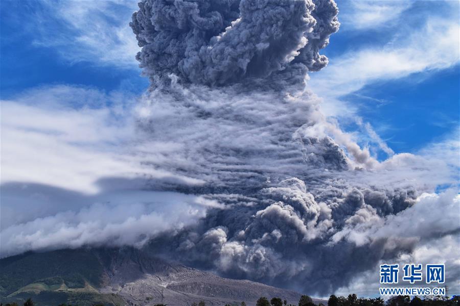 (國(guó)際)(2)印尼錫納朋火山噴發(fā)