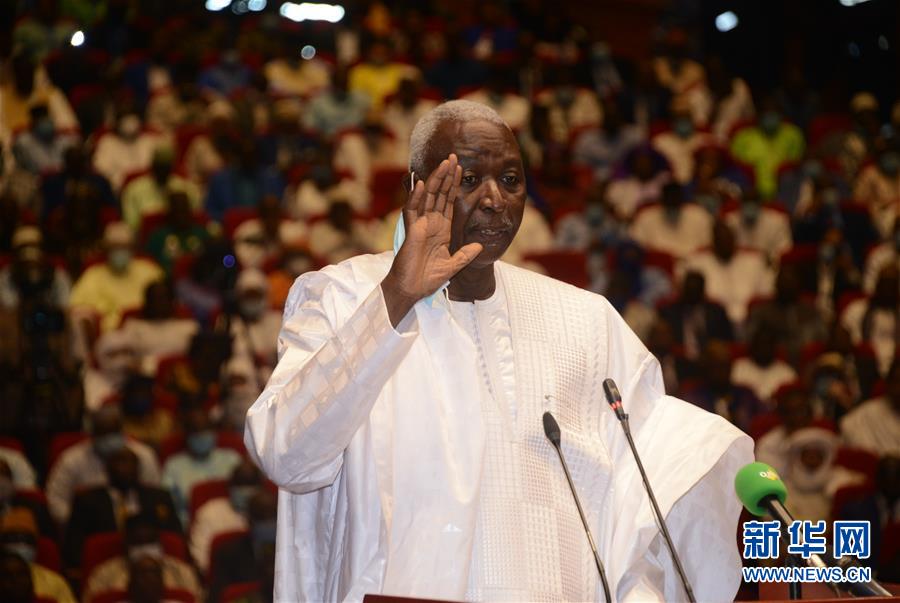 (國際)(1)馬里過渡總統(tǒng)和副總統(tǒng)宣誓就職