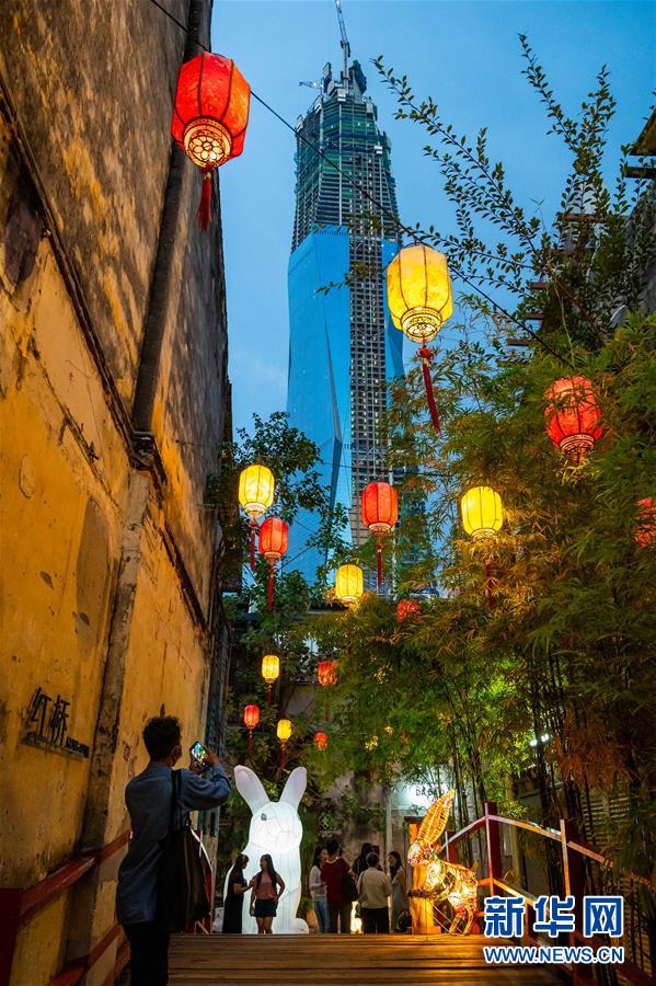 (國(guó)際·圖文互動(dòng))(1)玉兔花燈映照吉隆坡月夜