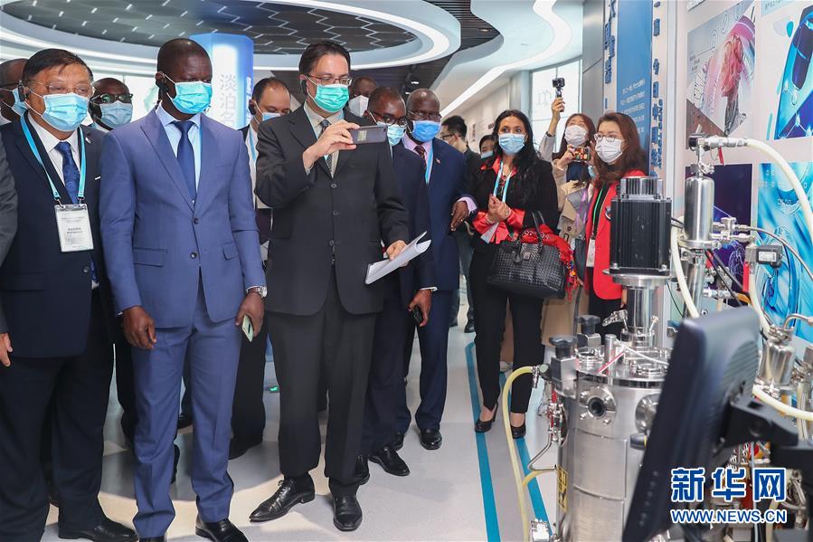 (圖文互動)(1)“中國承諾從不落空”——記非洲使節(jié)參觀國藥集團(tuán)了解新冠疫苗研發(fā)