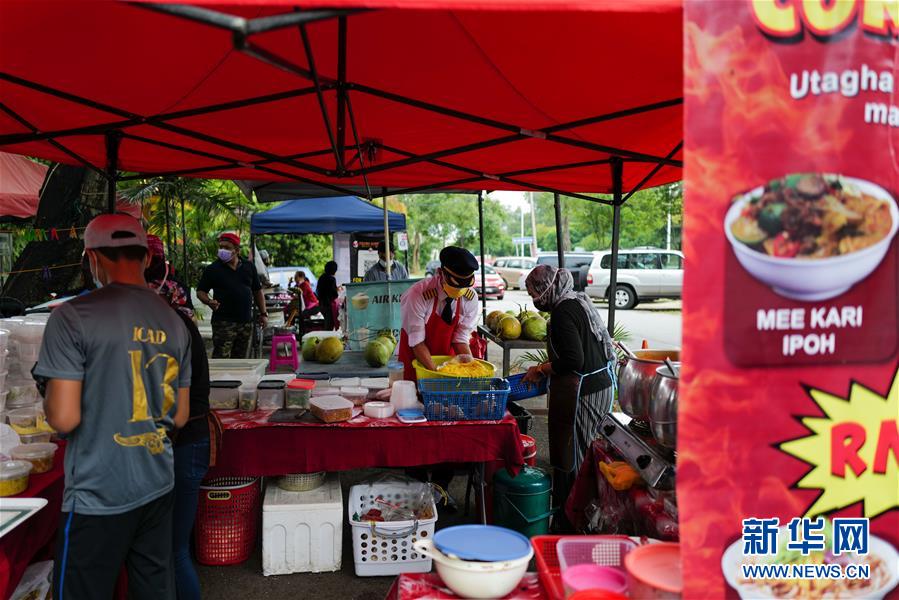 (國際·圖文互動)(5)通訊:前方總有機(jī)遇——記馬來西亞一位飛行員疫情下擺攤再就業(yè)