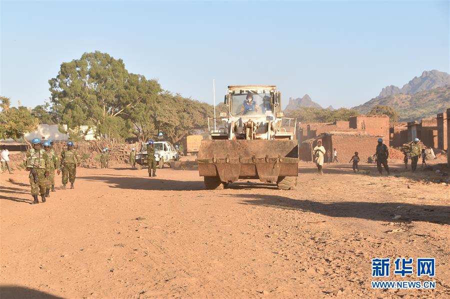 (國(guó)際·圖文互動(dòng))(1)中國(guó)第16批赴蘇丹達(dá)爾富爾維和工兵分隊(duì)星夜救援友軍步戰(zhàn)車