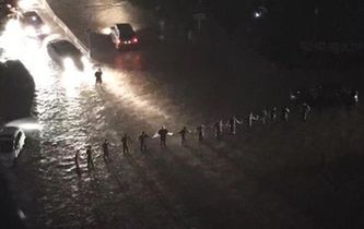 暴雨中的&ldquo;最美人墻&rdquo;找到了！