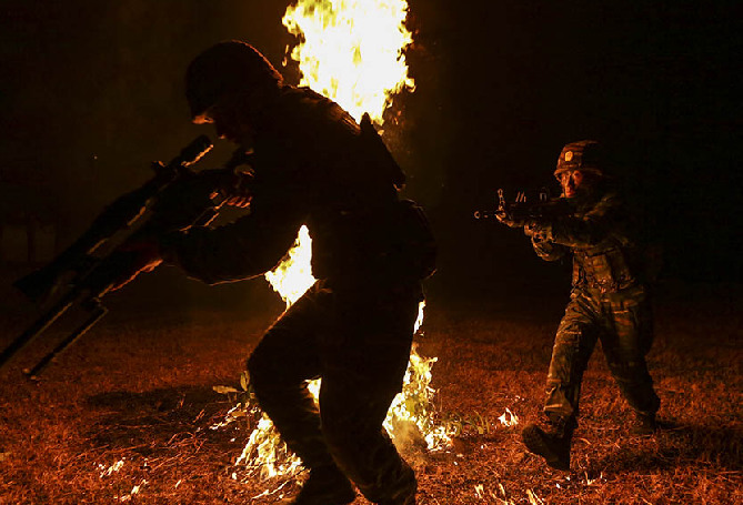 強軍DNA|福利貼，快來瞧狙擊手的瞄準鏡里是啥樣