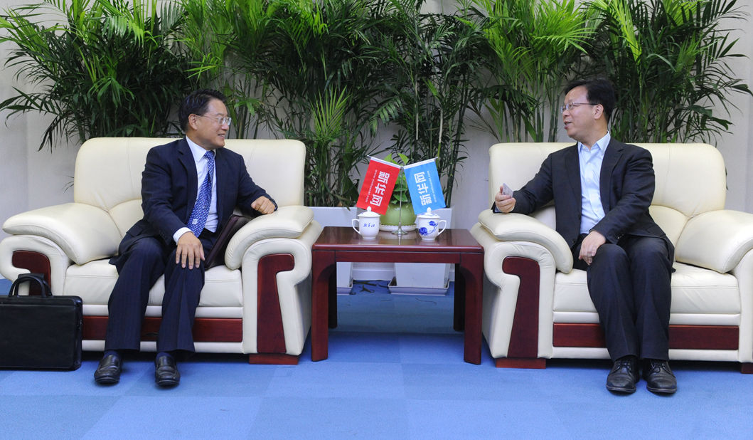 新華網(wǎng)黨委常委、副總編輯劉加文在訪談前會見李勇
