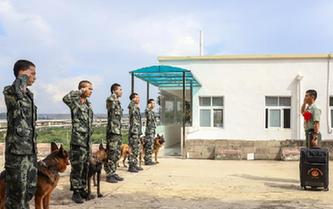 警犬班訓導(dǎo)員退伍 惜別&ldquo;無聲戰(zhàn)友&rdquo;