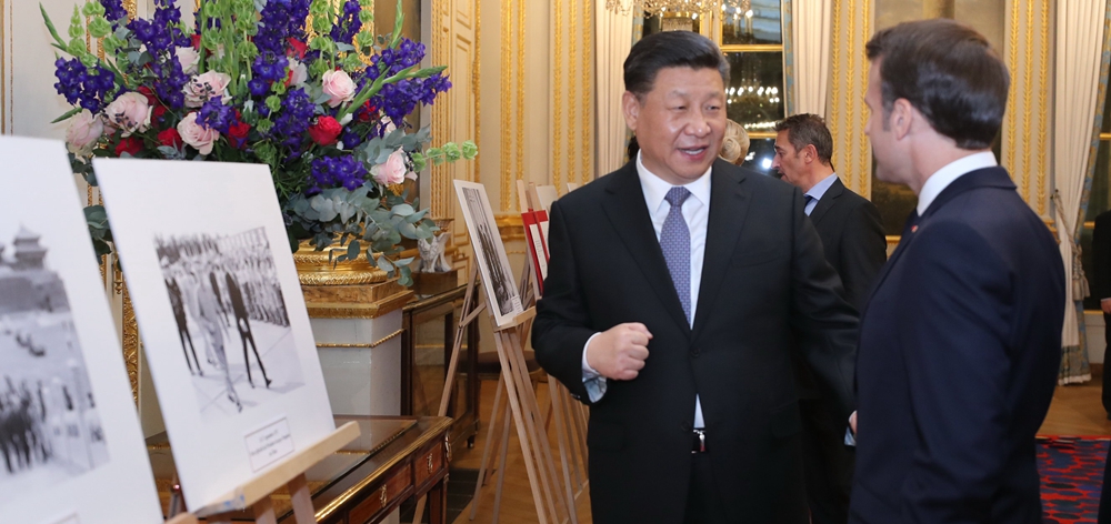 習(xí)近平同法國(guó)總統(tǒng)馬克龍參觀(guān)圖片展