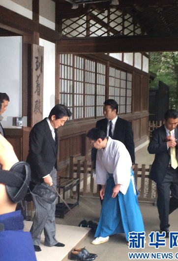 安倍為何不顧?quán)彿磳?，?zhí)意參拜？